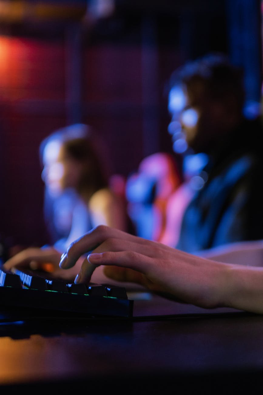 Sala de práctica con equipos profesionales de gaming